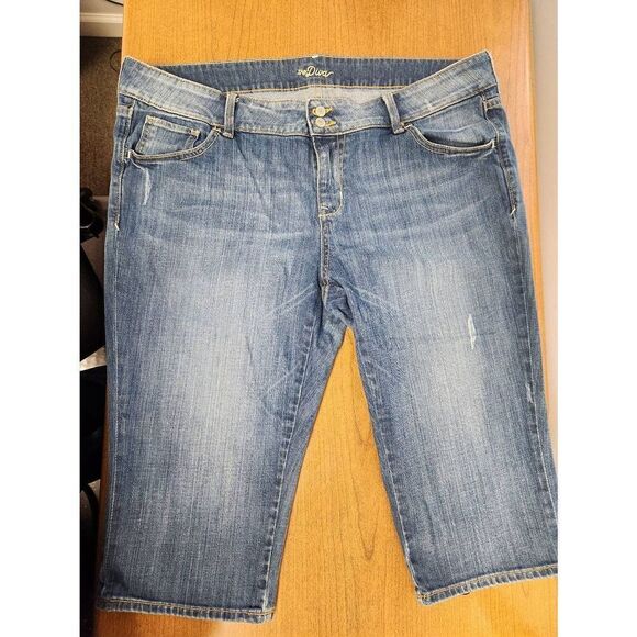 Old Navy Capri 18 regular light blue denim with double button waist and buttoncl - Picture 1 of 3